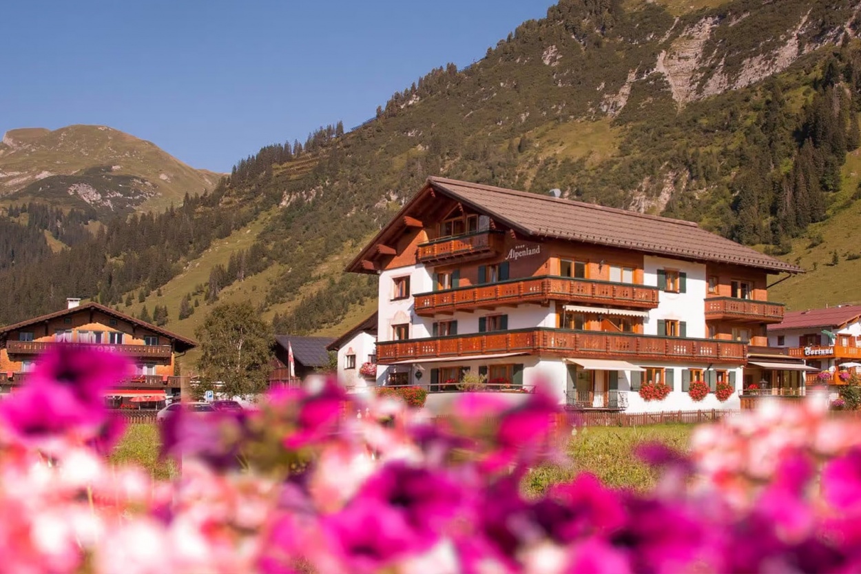 Fahrradfahrer Hotel Alpenland in Lech am Arlberg